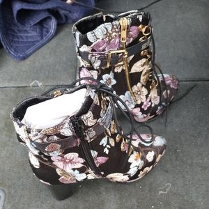 Brand new size 9 embroidered boots